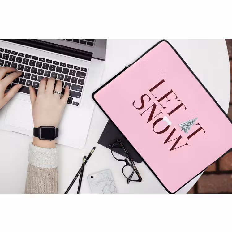 Laptophoes Kerst - Tekst - Sneeuw - Roze — 3