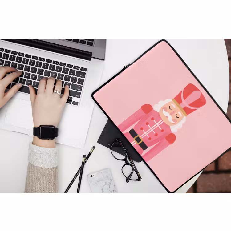 Laptophoes Notenkraker roze illustratie — 3