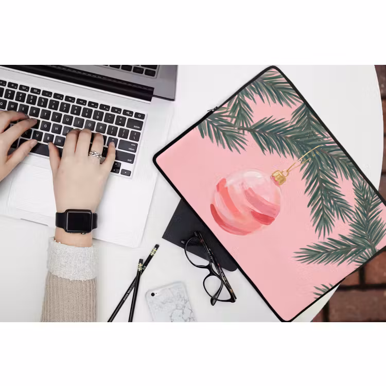 Laptophoes Kerstbal - Roze - Kerst — 3