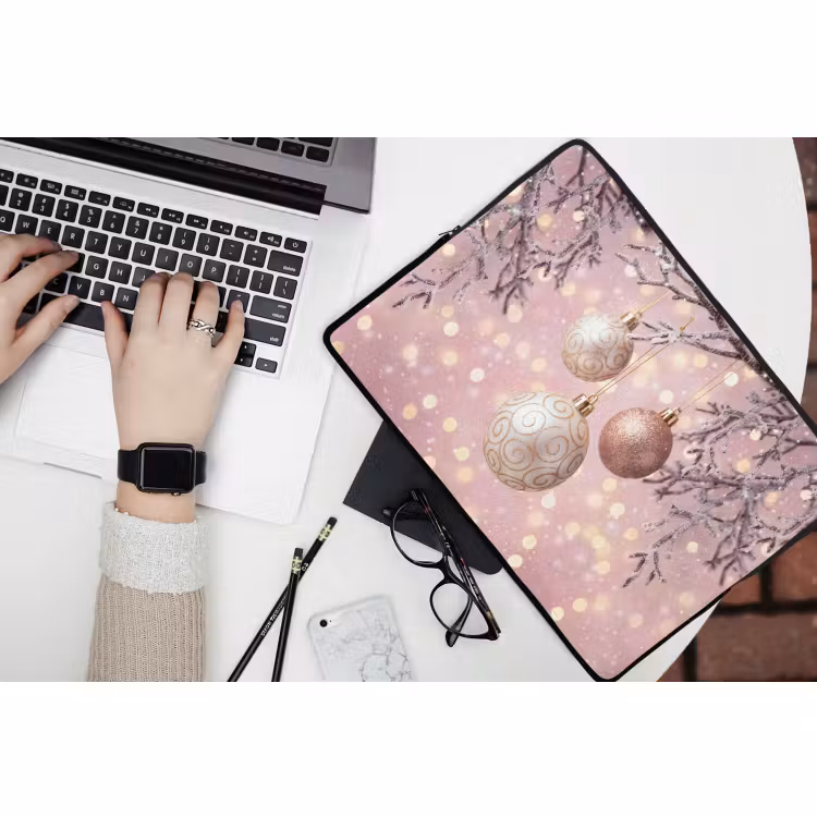 Laptophoes Kerstbal - Roze - Winter — 3