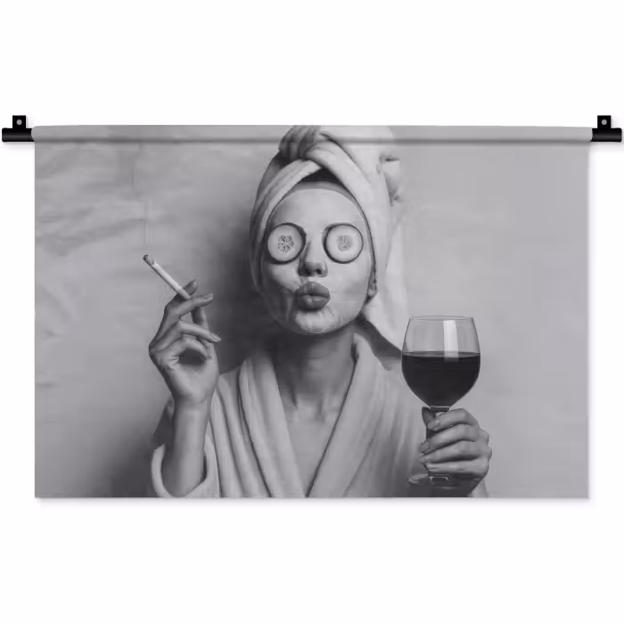 Wandkleed - Vrouw - Masker - Wijn - Sigaret