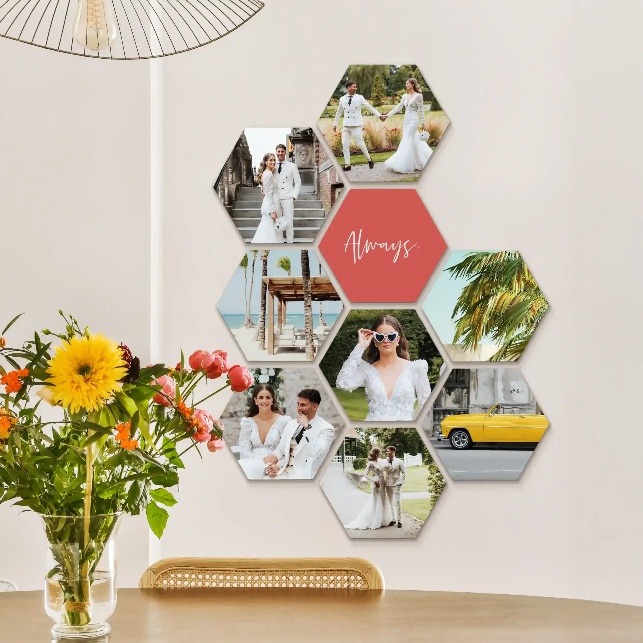 Meerdere hexagon tegels met eigen foto's op een wand