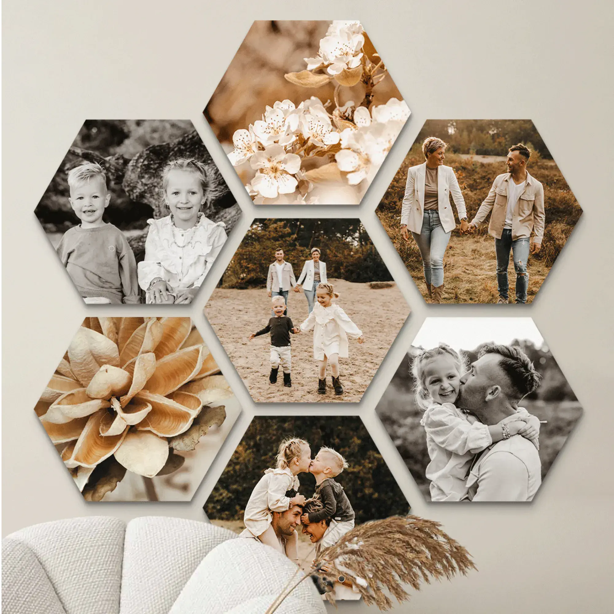 Meerdere hexagon tegels met eigen foto's op een wand