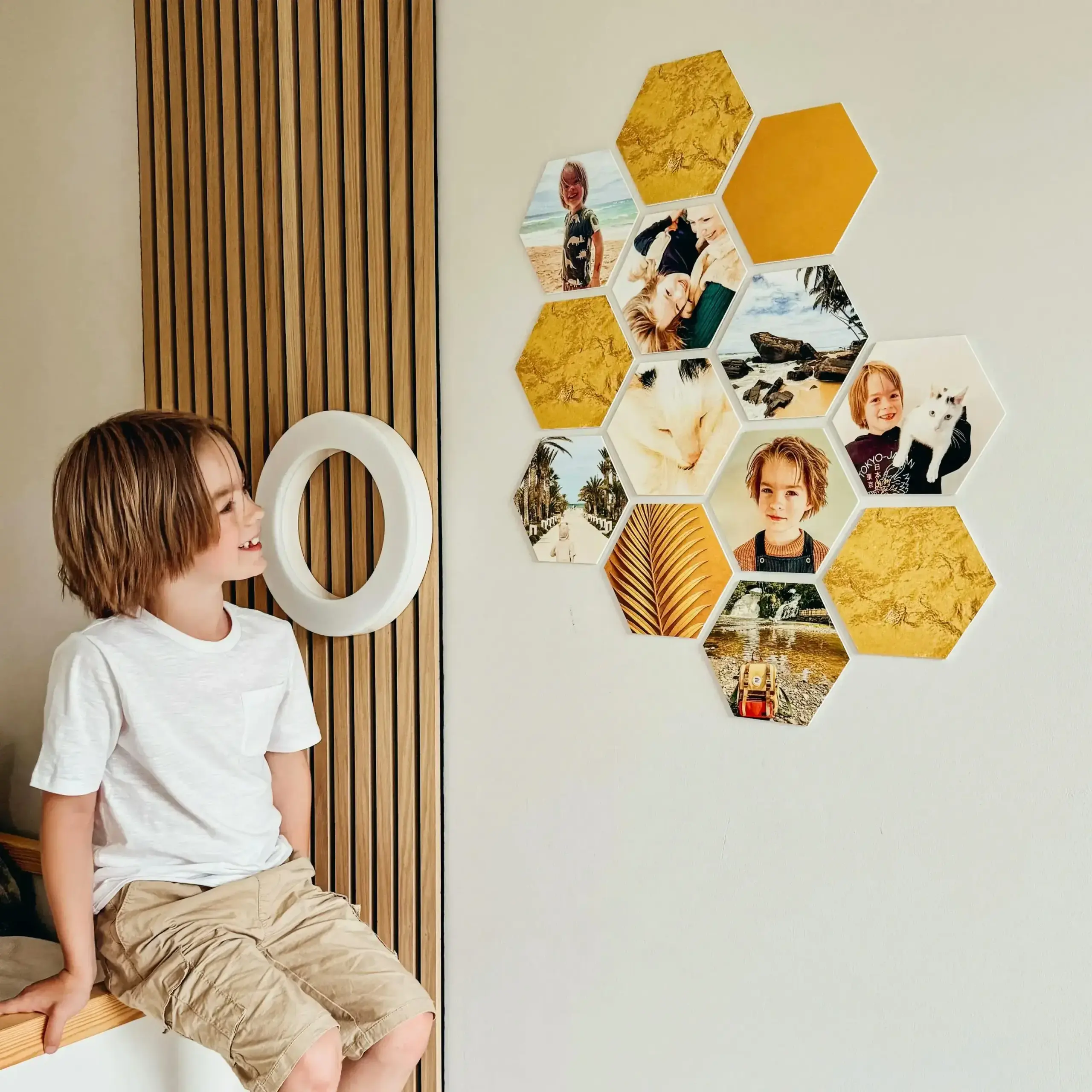 Meerdere hexagon tegels op een wand met eigen foto en met kleur tegels er tussen